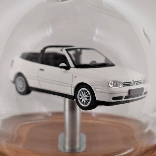 VW Golf 4 Cabriolet  (1998) Weiß 1:43 in mundgeblasener Flasche 500ml