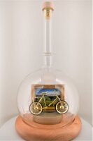 Fahrrad mit Landschaftsbild in mundgeblasener Flasche 600ml