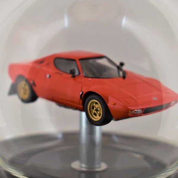 Lancia Stratos Rot Bj. 1974 1:43 in mundgeblasener Flasche 500ml
